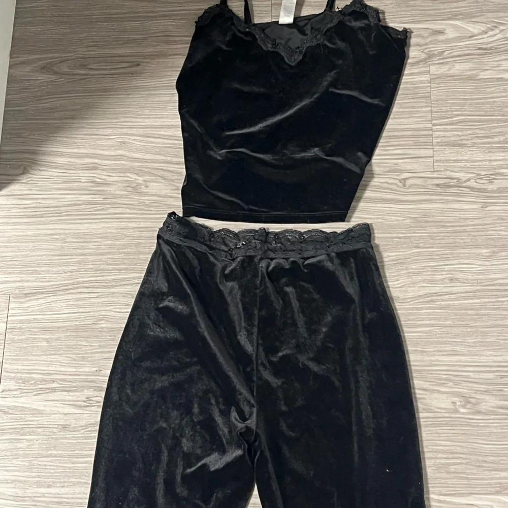 Velvet goth lounge set - Picture 3 of 3